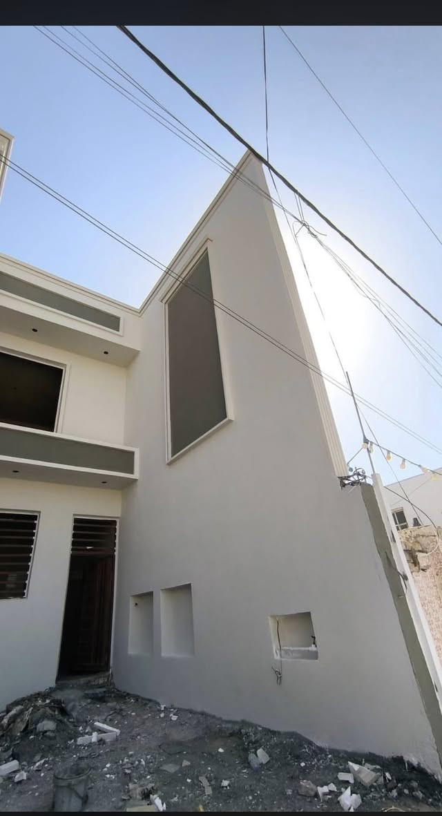 دار 200 متر للبيع 🏠
حي الفرات بظهر شارع المستوصف مباشرة على ساحة

بناء جديد طابقين ✅

تستلم مفتاح جاهز ✅

يحتوي الطابق الارضي/ غرف عدد 2 + صالة كبيرة + مطبخ حار وبارد + استقبال كبير + مجمع صحيات داخلي خارجي + كراج ✅

الطابق الثاني/ غرف عدد 2 + صالة كبيرة + مجمع صحيات + سطح ✅ 

للأستفسار الاتصال ☎                                                          *********** أو موراسله
