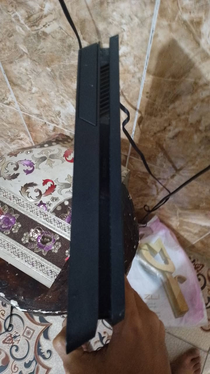 بلي فور سلم نضيف كامل ملحقات اقراص بي قرصين كريدوس جزء 3 +فيفا 2020 +جوستكات اصلياتت اثنين +لعبه بيس 2026تنزيل +حرب تنزيل +سباق سيارات. ونزل اللعبه الي تعجبك السعرر خاص راسلني واتساب وبل خدمه الرقم هذا ***********
بلي نضيفف ما داخل تصليح اشتريته من شركه الاوسكار بل قطاع 
ميسان: ابو رمانه مكاني اي استفسار هذا رقم موجود وتدلل ❤💙
