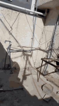 بيت مساحتة 100 متر حواسم في منطقة حي البساتين يتكون من مطبخ إستقبال حمام كراج غرفة واحدة ترك للبيع سعرة 42 وبي مجال هذا رقمي ***********
