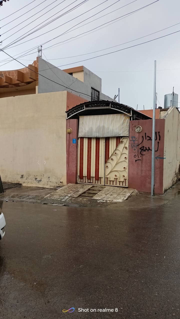 دار للبيع حي صدام مربع الذهبي قريب عن جامع الشاكرين
مساحه 100 متر واجه 10 عمق 10 ركن مربع 

يتكون من طابق واحد 
من غرفتين نوم وهول ومطبخ وصحيات وكراج سياره 

كاشيء سيراميك سقوف ثانويه ديكور مرتب

++تبليط جديد للمنطقه كامل 

سند طابو ملك صرف شرط التحويل 

اللاستفسار 
***********
‏‪***********‬‏
