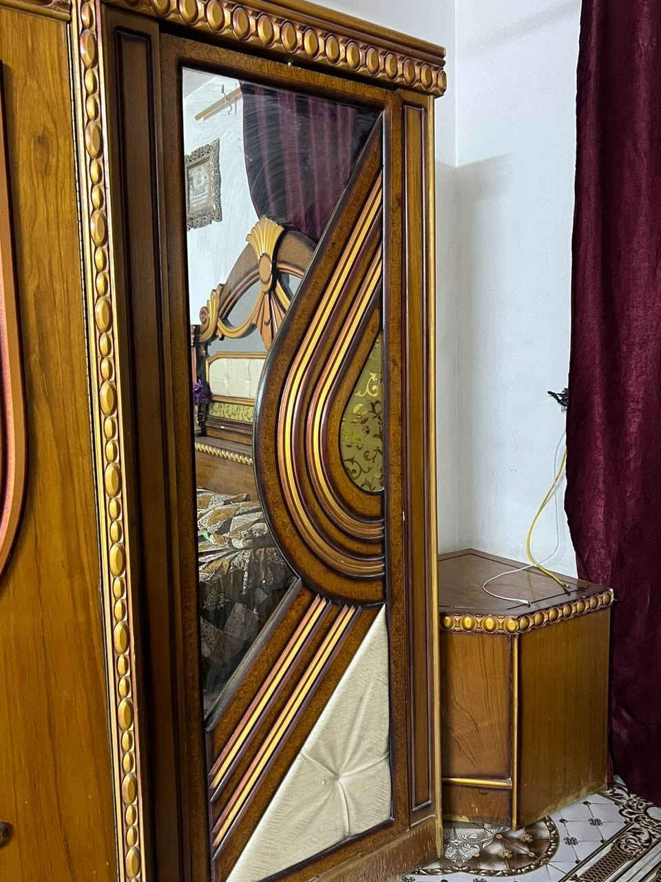 سلام عليكم غرفه عراقي للبيع الاستعمال قليل الله شاهد اي كسر ماكو تجي وتشوفه بعينك تختلف عن الصوره تعال وبيك خير وتدلل، ***********
