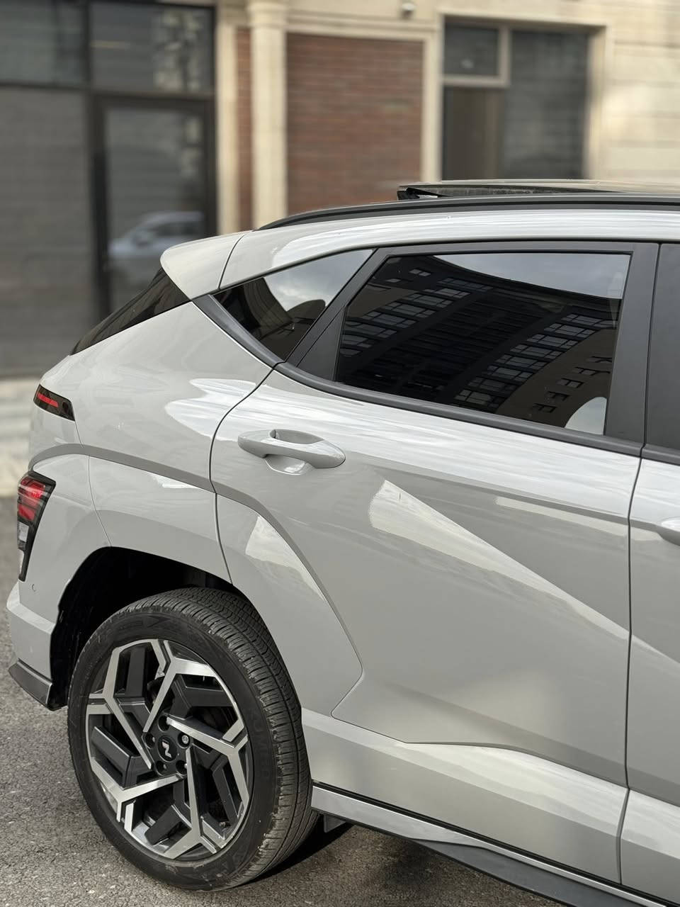 للبيع  هيوندا  كونا  2025  ان لاين ب سعر البلاش
اقوة مواصفات واقوة فئة 
تيربو  فول مواصفات فتحة بانوراما  لون مميز 
. ردار امامي خلفي
.نضام دفع رباعي
.محرك 1.6 تيربو 
.كشنات خط  رياضي  علامة N الرياضي 
.نظام صوت عالمي BOSE 
.نظام مراقبة نقاط عمياء 
. شاشة وسطية تحكم كامل ب وضائف السيارة 
.مصابيح LED زينون 
.حساسات اماميه خلفيه 
.زر تحكم في اليه الصف الالي 
. ماشيه 9000 بعدها بحالة الوكالة 
.كاميرات 360 درجة مع كامرات محيطية 
. تحذير مغادرة المسار 
.نظام ثبات الكتروني ABS 
.دخول ذكي 
. بصمة ذكية بيها العديد من الوضائف 
.منافذ USB متعددة 
.نظام نفكيشين
.مثبت سرعة كروز 
.فرامل طوارى تلقائية 
.كشافات ضباب 
.اضاءة داخلية
.تحكم بل ثيمات الرقمية اكثر من 19 شكل 
.السيارة بيها مواصفات وتقنيات ما يخلصن 
.بوابات تلقائية فتح وغلق مقدمة السيارة 
. بك لايت مسطرة 

السيارة وارد امريكي حادثها جدا سخيف جاملغ وبنيد   فقط البنيد مصبوغ وكالة  

السعر 170 وبيها مجال للشراي 

العنوان بغداد حي الحسين قرب المطار 
للأستفسار الاتصال عل رقم 

***********
