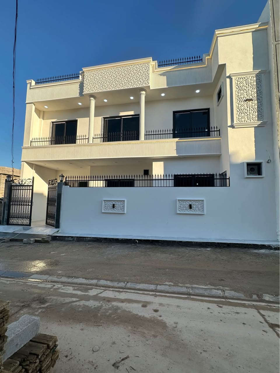 دار للبيع في حي الملايين الاولى المساحه البيت 150متر طابقين بناء حديث خدمات كامله تسليم البيت فوري 
جنس الارض بستان ملك صرف طابو زهور 
لمعرفة سعر علق بكلمه تم 
الأستفسار ***********
كورك *********** موصل, نينوى
