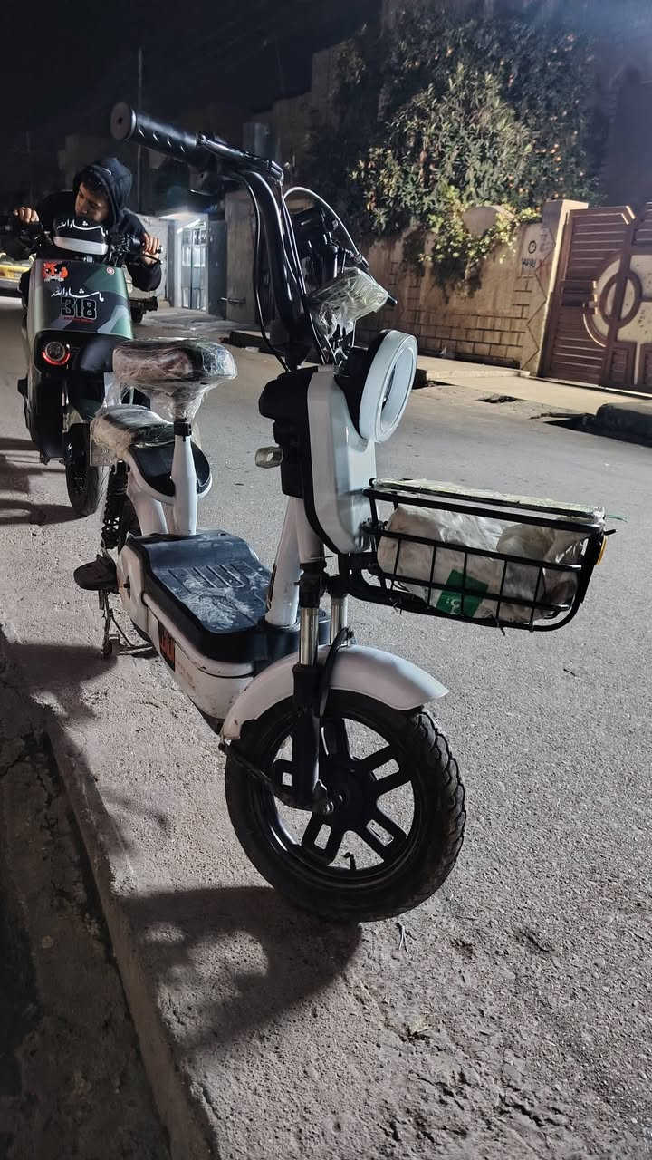 السلام عليكم بايسكل للبيع حجم 14 عقل جديد بطاريات اربعه جدد بايسكل كامل تاخذو شرط السعر 200 وبي مجال شي قليل موصل حي القدس الرقم ***********
