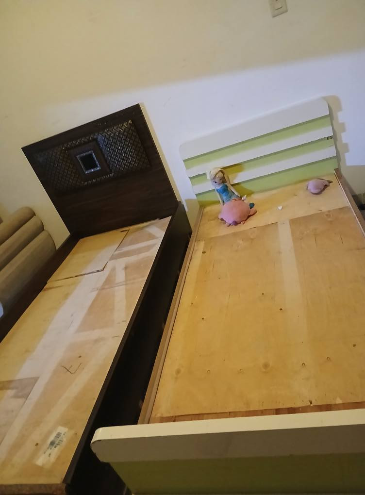 باقي هذول الاغراض اسرة خشب قوي وثكيل اثنينهم ب٥٠ الف مجمع شاهان ***********
