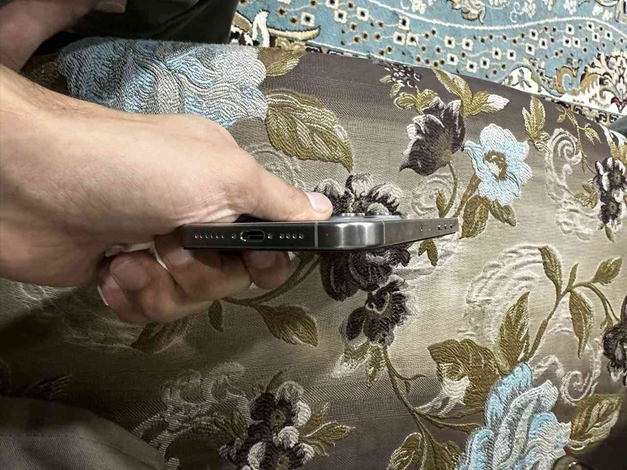 السلام عليكم 
عندي آيفون 15 برو ماكس تيتانيوم نضيف جداً استخدام شخصي حتا وصل الشراء عندي مكفول ما مفتوح ولا مصلح كارتونه موجود بطاريه 88 ذاكرته 256 الجهاز نضيف جداً السعر مليون و100 وبي مجال بسيط ***********
