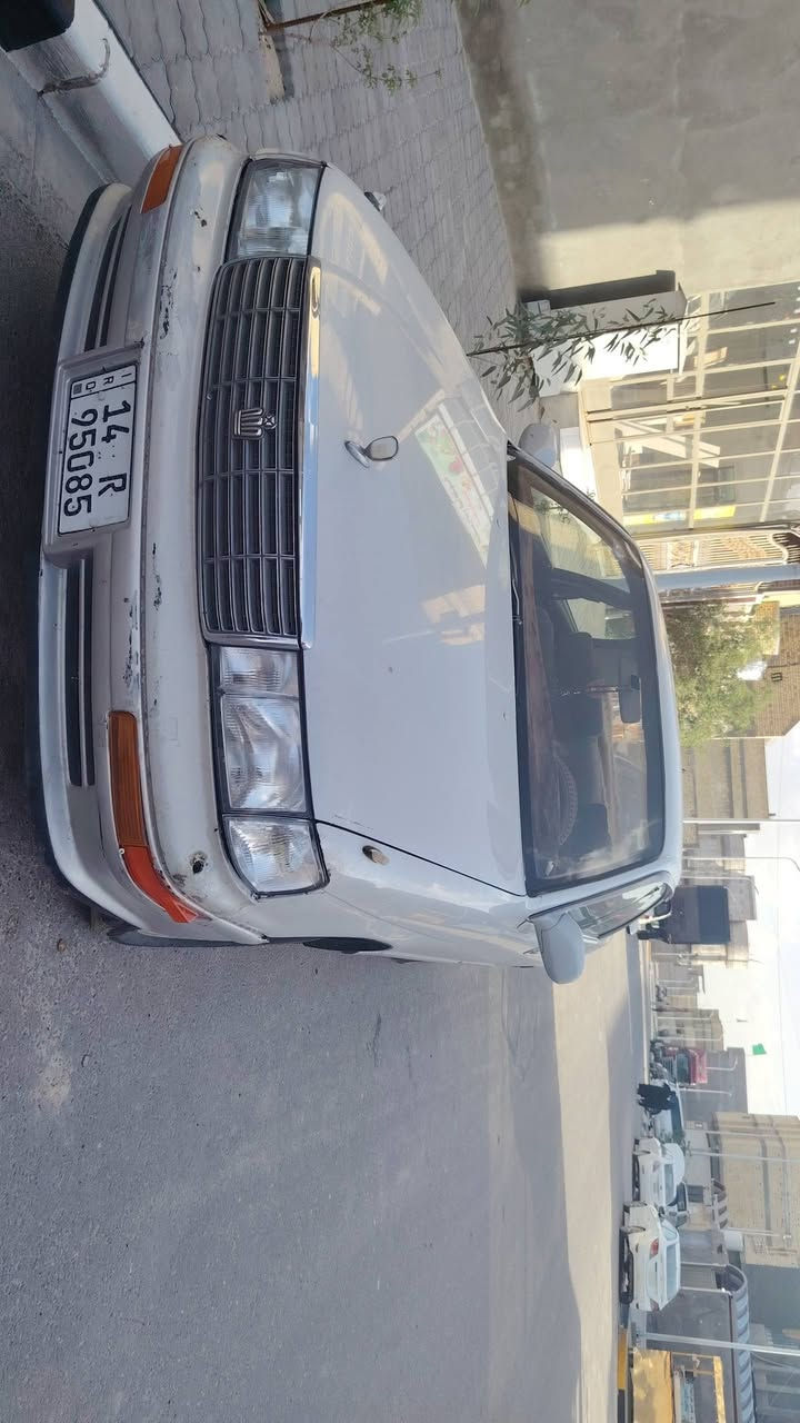 بطة منفصل موديل ١٩٩٤
سنويتهة بشهر ٧ تخلص مكفولة من الضربة ونقل الجثة
حدادية جديدة
ومكينة جديدة
دينمو +بطارية جدد
لايتات سكنات اشاير كلة جديد
رقم بصرة انكليزي وراعيهة موجود بلبصرة
السعر ٥٠ ورقة 
للتواصل ***********
