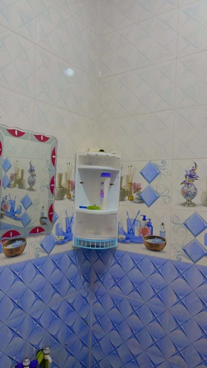 السلام عليكم بيت في منطقة الدفاس مساحة 150 متر يتكون من دوانيه وصاله وغرفتين نوم ومطبخ وطرمه البيت نظيف ومرتب 
التوصل ع هذا الرقم ‭0776 593 2515‬
