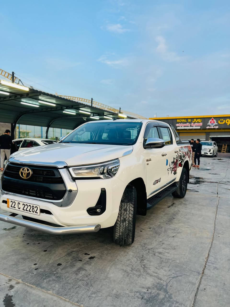 السلام عليكم
تيوتا هايلوكس TRD 

موديل 2021

6 سلندر

 السعر 31 الف دولار وبيها مجال للشراي
مكان السياره الرمادي 

***********
