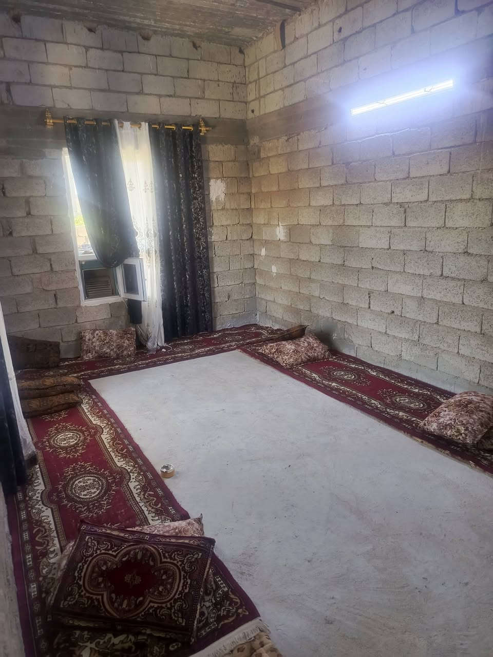 السلام عليكم ورحمة الله وبركاته بيت للبيع في ناحيه العباسي حي العصري مساحة القطعه 500 بيت طابقين ربعه دبل وهول مطبخ صحيات وغرفتين نوم كل غرفه حمام الطابق الثاني غرفتين وصحيات ***********
