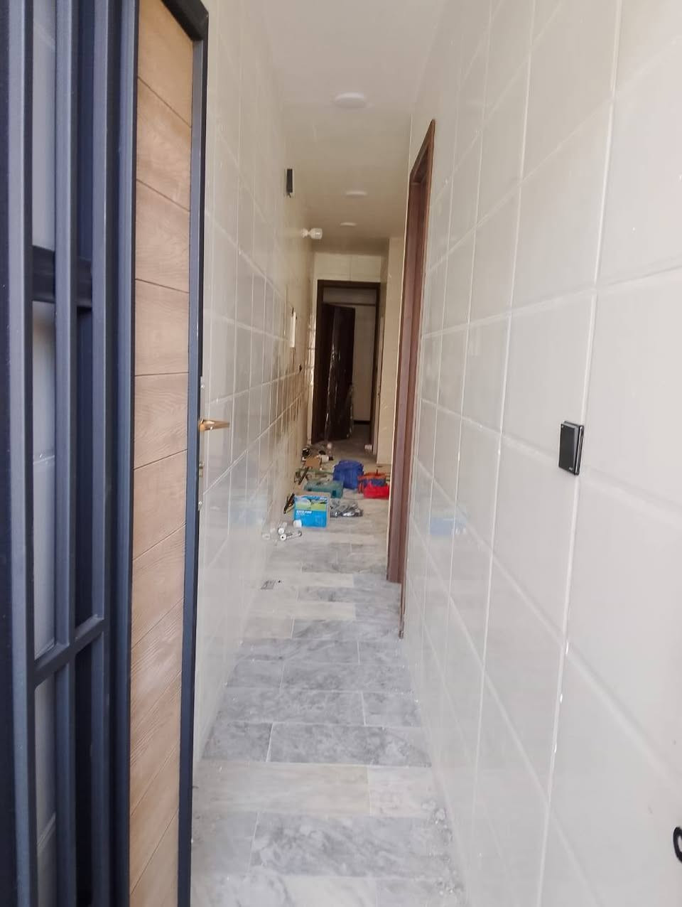 السلام عليكم.. بيت للبيع منطقه الشعب شارع عدن شارع 20 م مساحه 100م واجهه 5نزال 20 بيت فول موصفات واجهه مرمر مدخلين طرمه  خدمات خارجيه استقبال حولي منور وغرفه مطبخ طابق ثاني غرفين   مع خدمات استفسار مكتب الياس للعقار بادارة ابو علي *********** واتساب 
*********** اتصال
