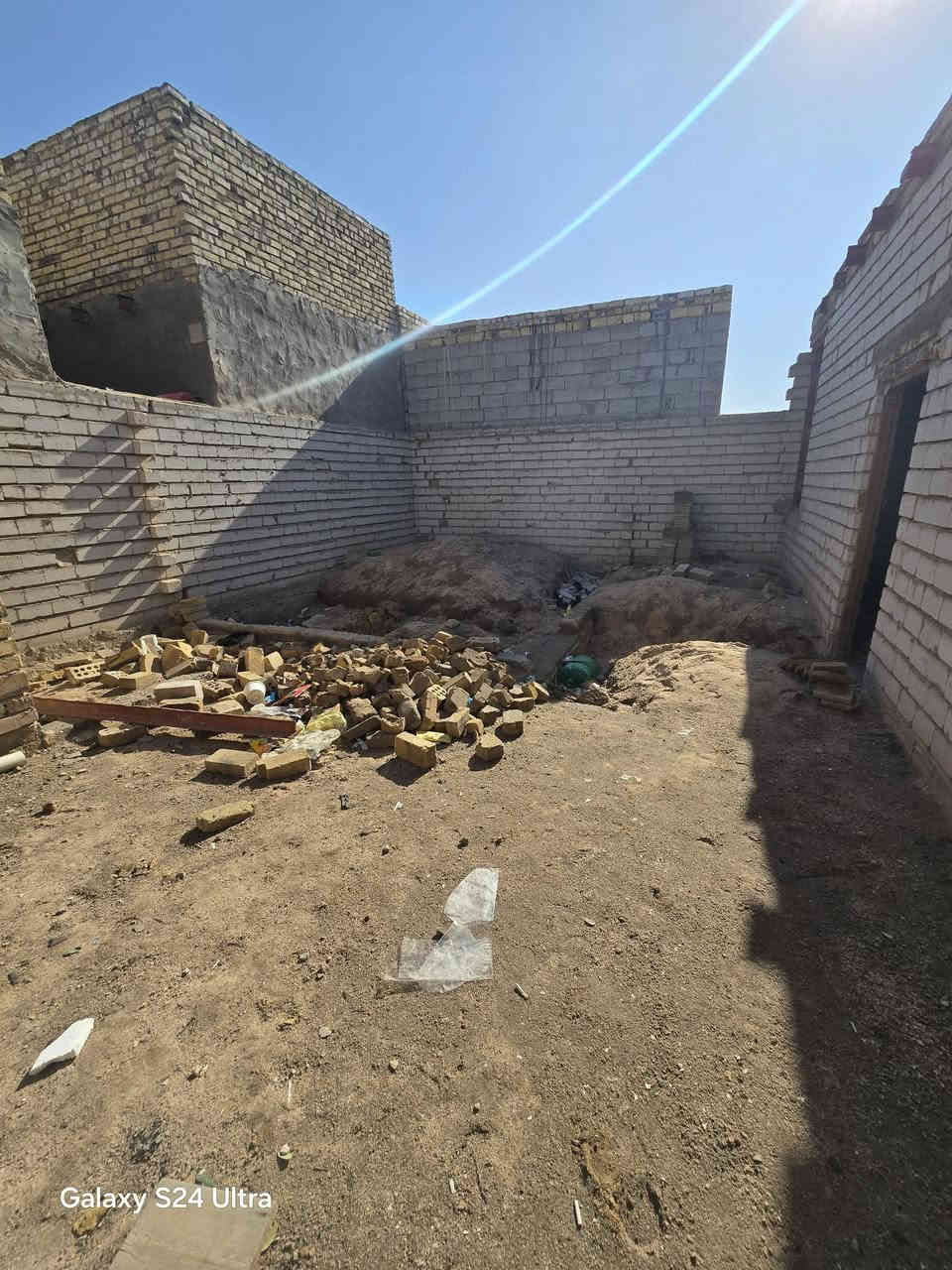 بيت هيكل  لبيع بشارع المعمل المساحه ١٥٠متر يحتوي على غرفه ومطبخ صحيات  وصاله والستقبال بس مجعبات السعر ١٠مليون وبي مجال قليل للستفسار ***********مكتب بركات ام البنين قرب اسواق فدك مقابيل شارع السبيس البيت مو قريب على الشارع
