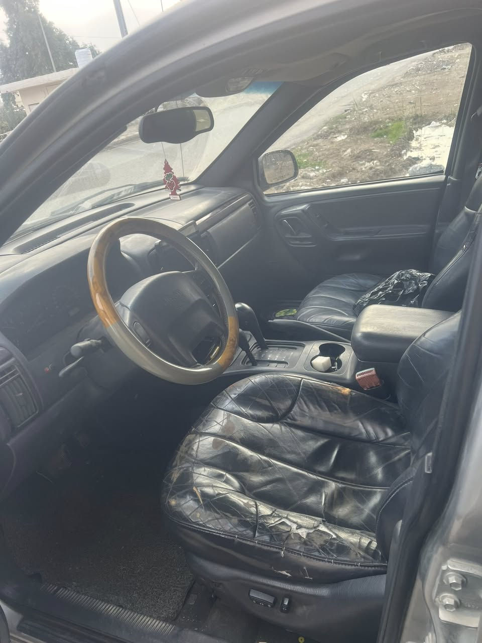 ‏سلام عليكم للبيع سيارة جيب شوكي موديل 2000 محرك ستة سلندر بلادي سيارة بلدية وقلم سليمانية إنجليزي مكان سيارة  ￼عمارة ميسان *********** السعر 75 وفيها مجال
