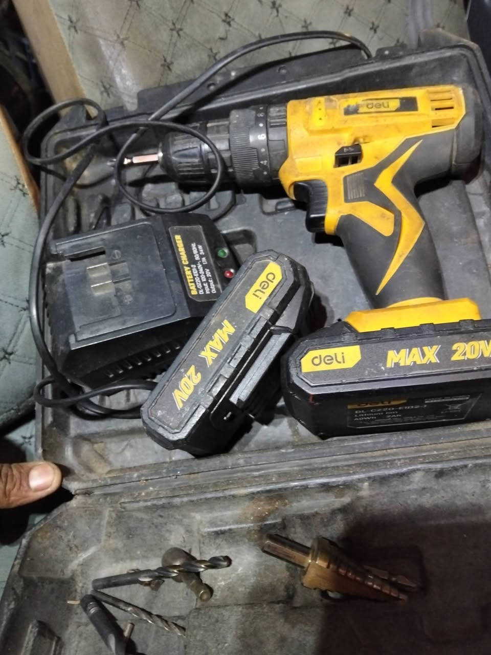 سلام عليكم دريل شحن البيع العنوان بغداد زيونة سعر 60 بطاريات العديد 2 شاحنا ***********

