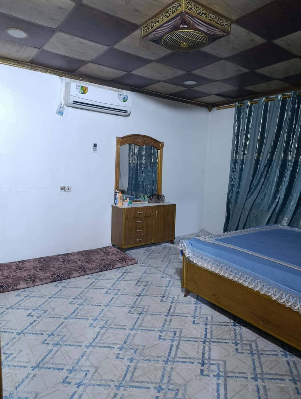 بيت للبيع خانقين قرية مبارك مساحه150متر مربع نوع العقار(زراعي) عدد غرف نوم2
استقبال هول خطار 
مطبخ حمام صحيات كاشي سيراميك سقف ثانوي جدران  تغليف ترك مخزن خلف البيت ماء مشروع مجاري واصله تبليط الشارع السعر15مليون وبي مجال رقم الهاتف***********واتساب
