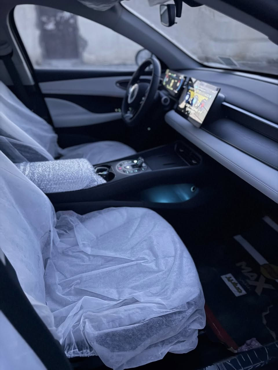 سلام عليكم بيوايدي سيل 05
صفر كيلو متر زيرو كفاله عامه بيها طخه بسيطه 
كامله كل اعراضها كارت وبصمه وشاحن وباقي الملحقات 
مكاني بغداد حي الاعلام ***********
السعر 18250
