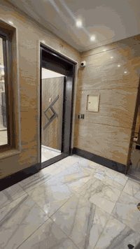 شقة للأيجار اليرموك معزولة 
طابق اول مجهزة مصعد
مجهزة مطبخ كامل و سبالت 
 كهرباء 24 ساعة +مولدة خاصة بالبنايه 
معزولة مساحة 115 متر
للأستفسار ***********
800 دولار
