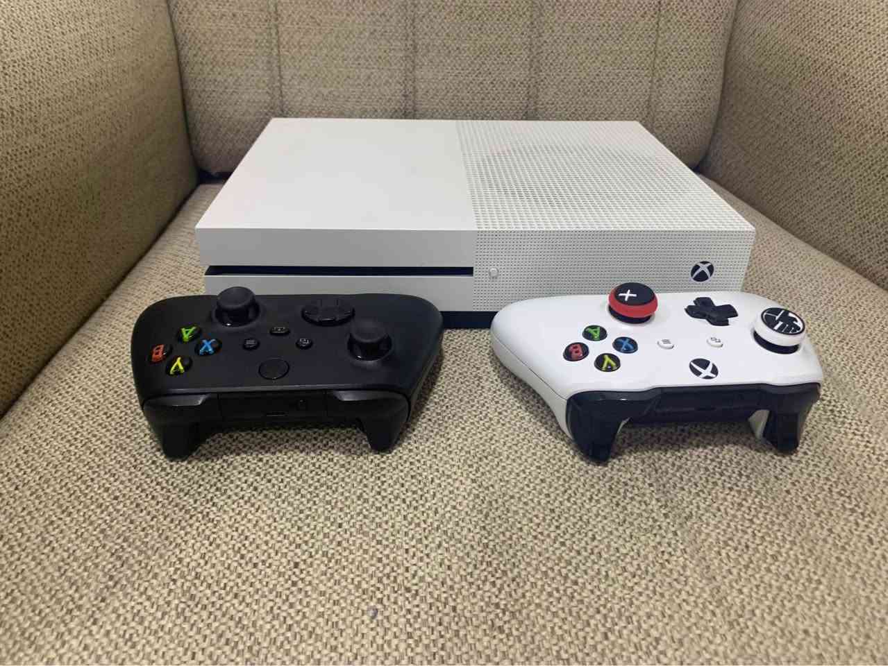 السلام عليكم شباب، للبيع جهاز إكسبوكس وان إس (Xbox One S) بحالة ممتازة وشغال 100% بدون أي مشاكل أو حرارة، الجهاز نظيف جداً واستخدام منزلي خفيف.
الملحقات القوية اللي تجي وياه:
 🎮 يدتين أصليات بالكامل ومابيهن أي ديرفت (Drift):
1 اليد الأولى: يد الجهاز الأصلية البيضاء (One S).
2 اليد الثانية: يد Xbox Series X السوداء الأصلية (الجيل الجديد)، ملمسها وأدائها خرافي ووحدها بالسوق غالية.
السعر: 190 ألف دينار عراقي قفل (غير قابل للتفاوض أبداً لأن السعر لقطة والقطع اللي وياه تسوى أكثر).
📍 الموقع: دهوك سميل, دهوك


**إذا كنت صاحب هذا الإعلان وتريد حذفه لأي سبب، رجاءا أرسل رسالة إلى الدعم الفني**