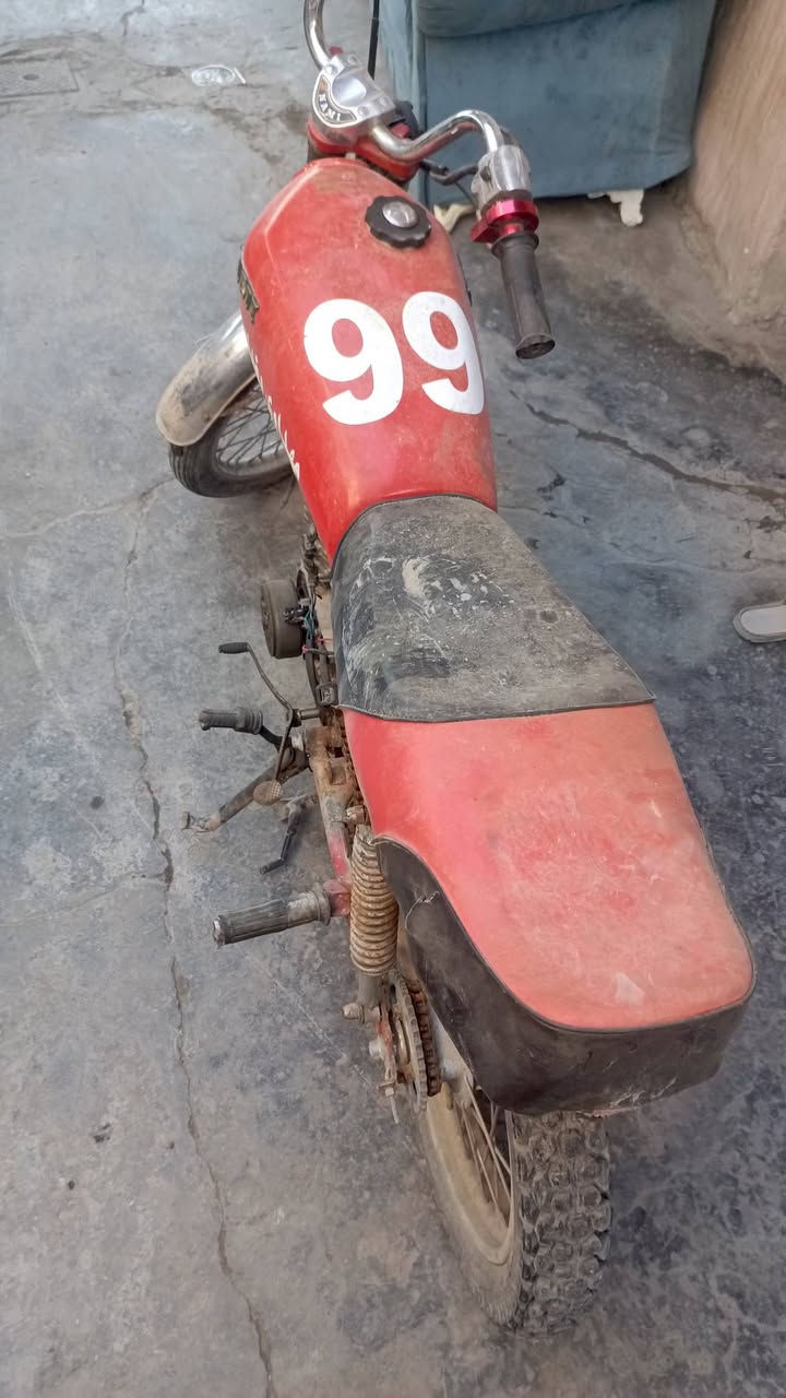 دراجه بدون محرك
بس كشر كلك كلك.. يعني سكنر 
السعر 300
المكان بغداد الشعب.. 
لاتصال، ***********
