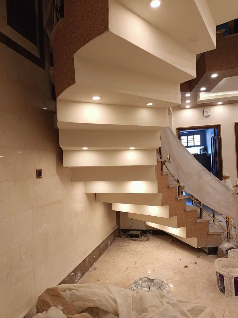 السلام عليكم صباغ متفرغ شغل درجه اولى صبغ طلس سنفره معالجة رطوبه مكاني ناصريه ***********
