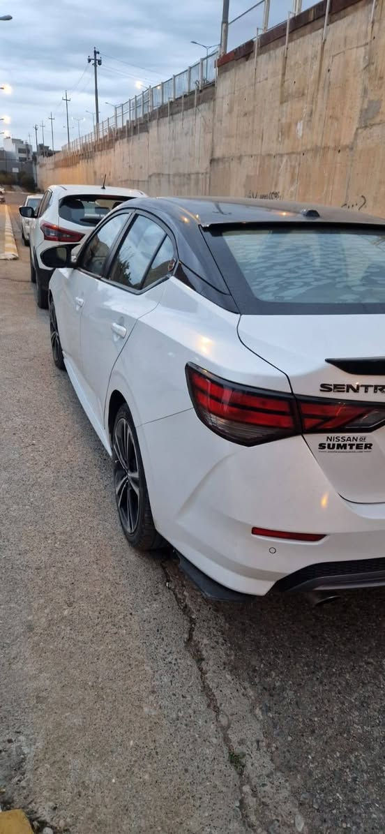 السلام عليكم 
للبيــع ....
Nissan Sentra .SR Plus
وارد امريكي
تو كلر (سقف اسود).
مكينه حجم 2.5 .
كير اوتوماتيك CVT .
ماشيه 48,000km.
فول مواصفات للاخير
بصمه تشغيل . 
بصمة ابواب . 
شاشه وكامره °360 .
حساسات خلفيه
كشنات جلد .
لايت امامي تفاعلي اوتو .
رادار وتحديد مسار .
ويل كب حجم 18
وبيه هوايه مواصفات بعد
السياره حادثه ابواب ثنين (باب السائق والخلفي صبغ ) .
الهزه جديده .
السنويه جديده رقم 21 سليمانيه
شرط التحويل .
مكان السياره سليمانيه
للاستفسار على الرقم واتساب موجود
*********** السليمانية, العراق
