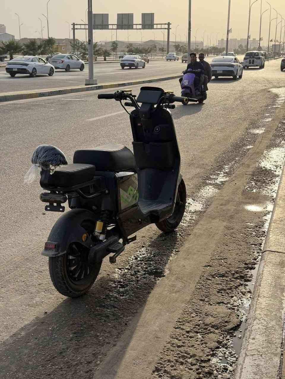 دراجه ار 11 مزوده عليه
6 بطاريات الولي الاصليه
عقل رياضي الاسود 40A
ملف 1800W
عنبار بريك رياضي
استاند صفح رياضي 
الدراجه حلوه ونضيفه وما صايرله هواي عندي 
سعر 500 وللتواصل على هاذه الرقم ***********
