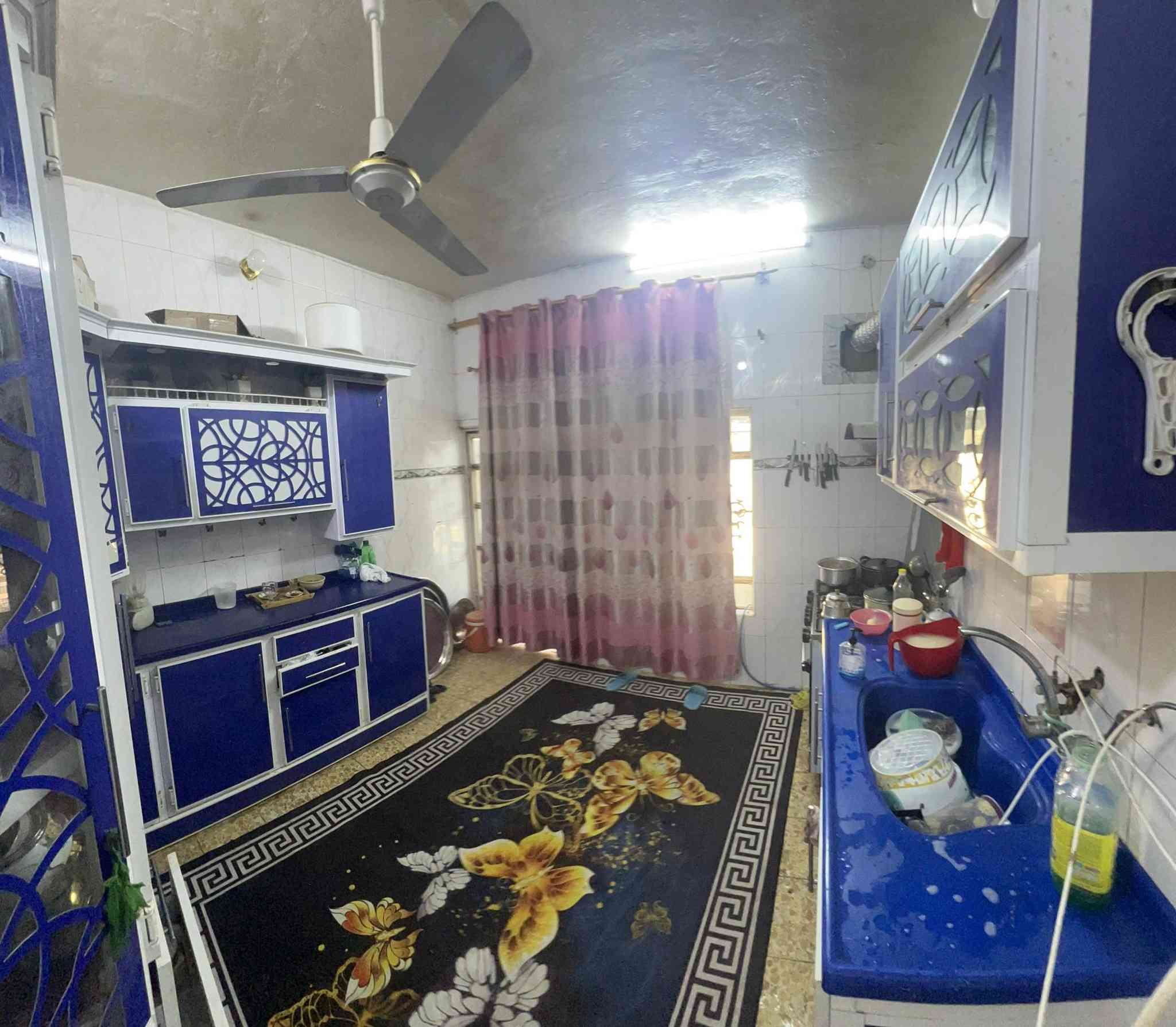 دار للبيع مساحه 300م الاساس تجعيب البناء ابلوك السقف اعكاده غرفتين وصاله ومطبخ وستقبال ودرج وسطح على الشارع التبليط مباشر اضافتن محلات عدد 2كما في الصوره شارع المطار القديم مباشر عل شارع مباشر السعر 90وبي مجال للشراي الاستفسار على الرقم ***********
