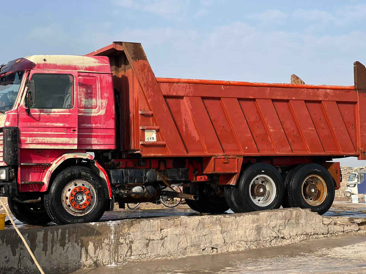 سلام عليكم سكانيه قلاب للبيع شاصي مكفول مكينه 113 بيه بخار قليل مجموعة 16 تاير اربع وعشرين بدي نضيف 
رقم انبار رعيه موجود بغداد مامدفوعه ضريبته مكان السياره البصره الكرنه الاستفسار ***********   السعر 140 وبيه مجال مكلف بالنشر
