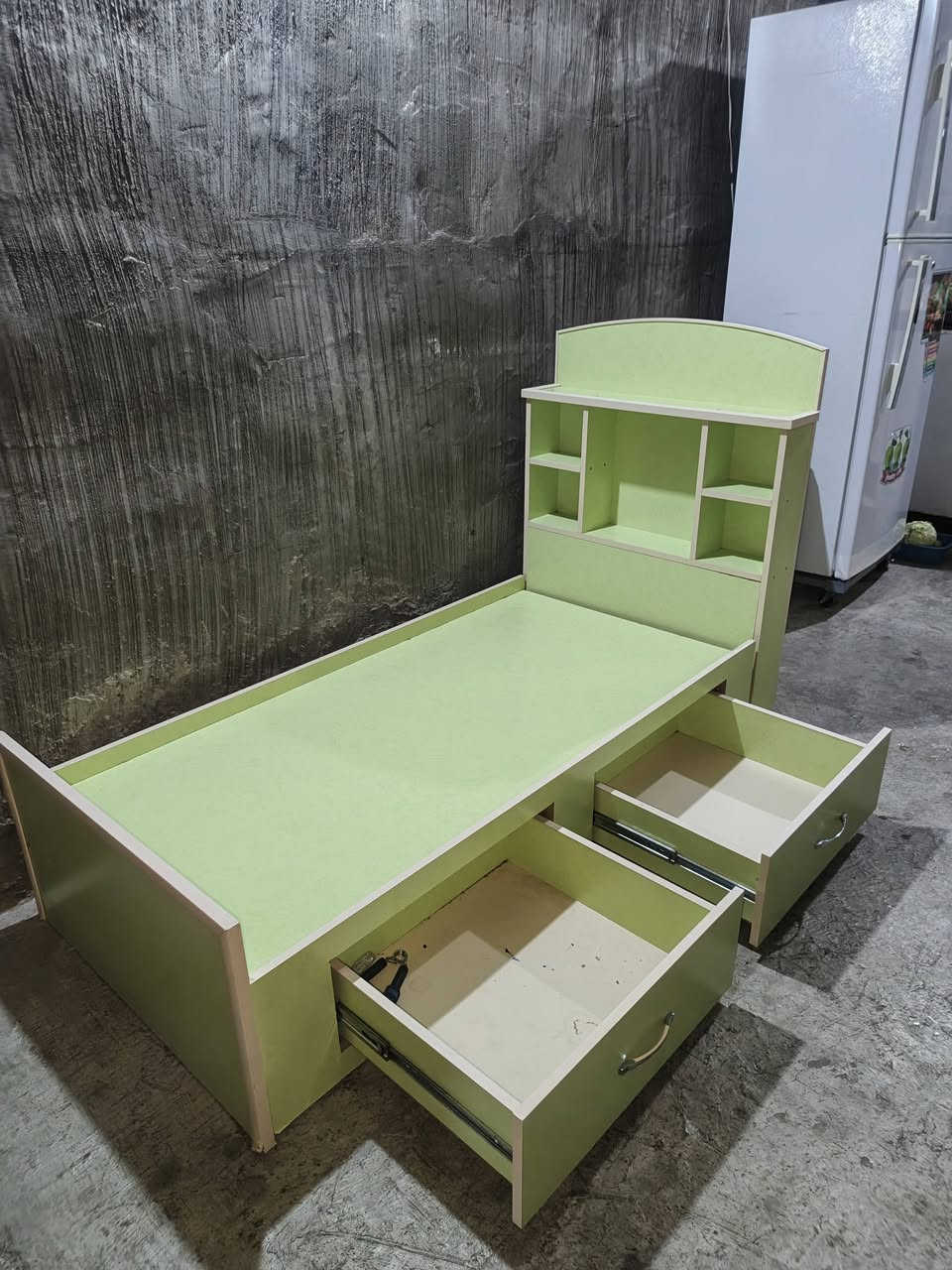 تخت ابو النفر بي حويتين جديد مخضو قبل أسبوع . 
السعر 50 الف 
آسيا ***********
اوفن 20 الف شغال 
بوفيه 35 الف 
المكينه خياطه اصليه 50 الف
