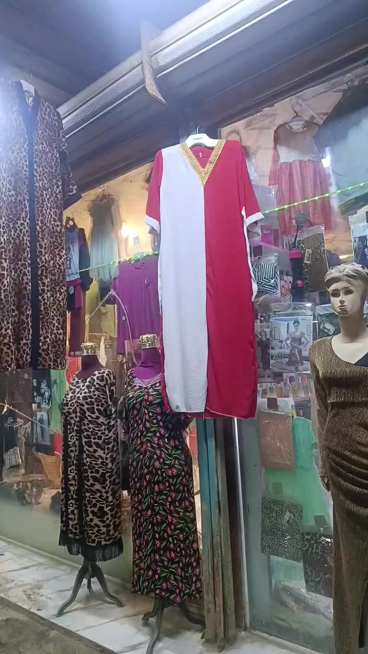 سلام عليكم كوزمتك وازياء ملابس للبيع ببع مستعجل للتواصل على صاحب الرقم *********** السعر 8مليون وقابل لتفاوض
