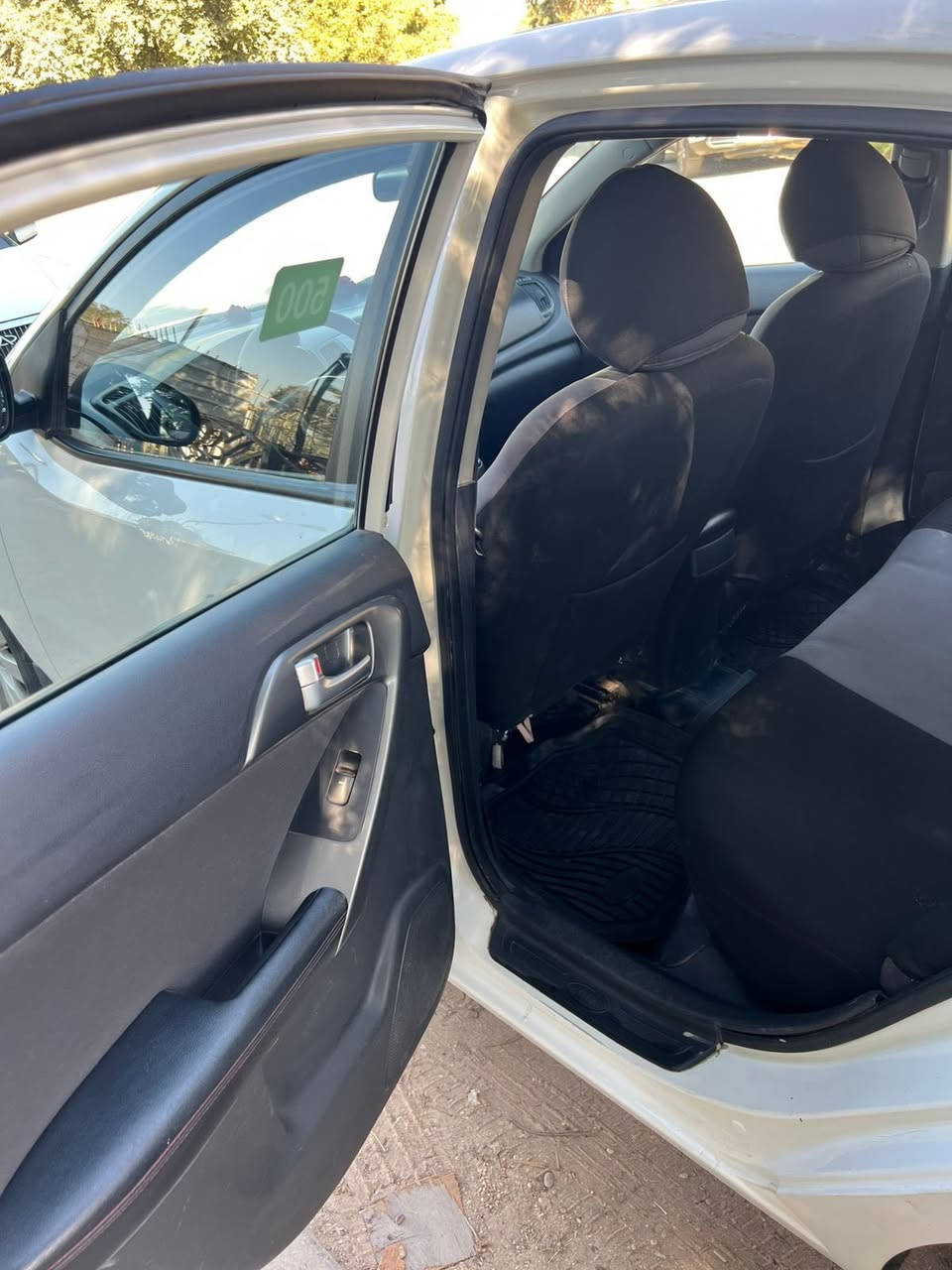 السلام عليكم سيراتو 2011 خليجي مكفوله محرك 1600 دوش المرغوب  5ويل كب  ماشيه 222 الف رقم اربيل بأسمي بيها فقط بارد بلباب السايق ولجاملغ فعصه بسيطه مثل ما موضح بلصوره مكفوله كفاله عامه مكاني بغداد الحريه للاتصال  غير متواجد على النت ***********
