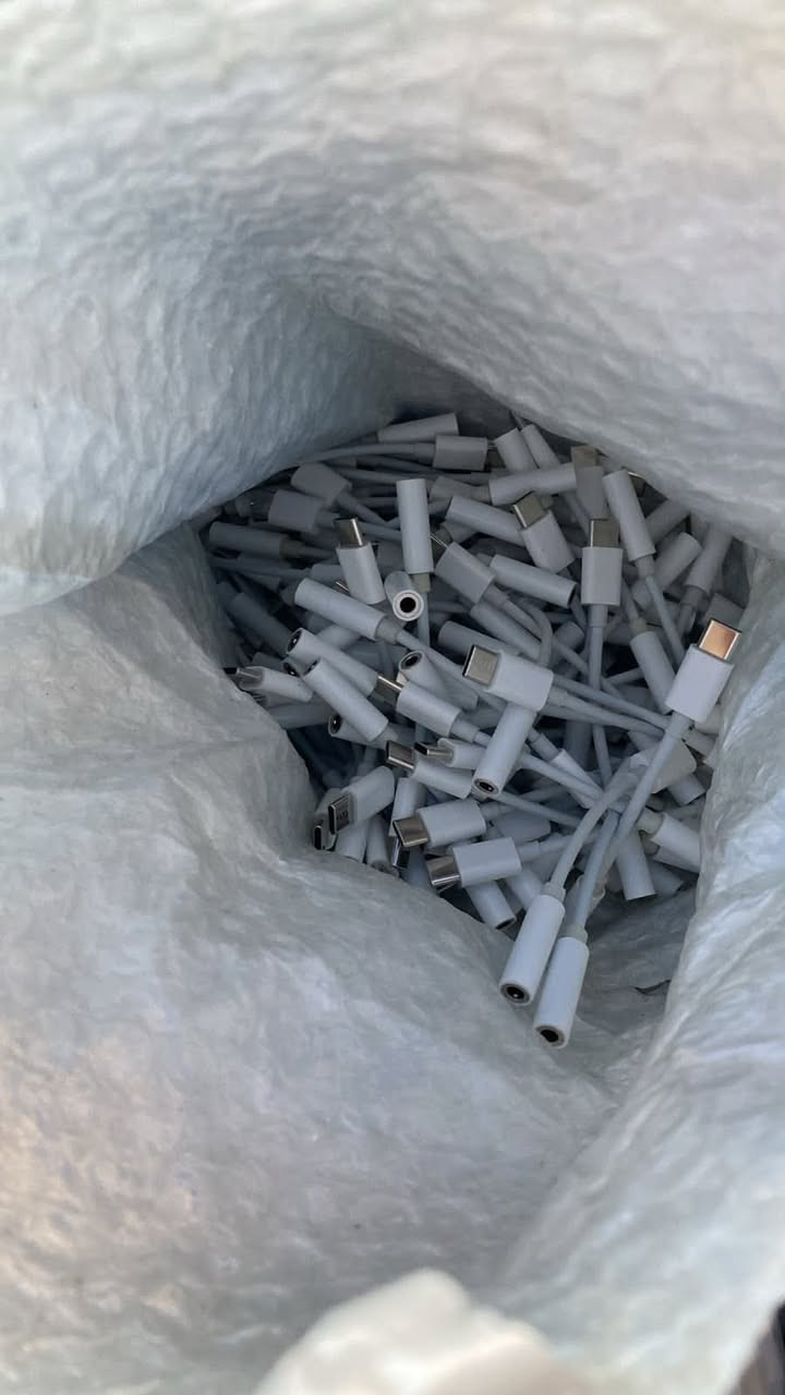 عندي ربطه كاملا 80 قطعه هيج شي عل 400 دينار القطعه 
و عندي شاحنات ايفون خوش نوعيه ربطين 100 قطعه كل ربطه القطعه 650 دينار و عندي توصلات مال تايبسي اوكس 200 قطعه 30 الف مع التوصيل تواصل *********** واتساب فقط
