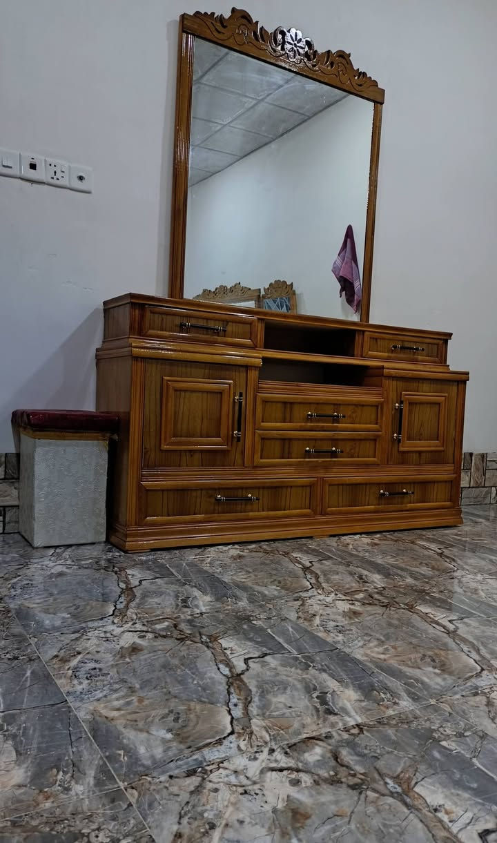 سلام عليكم
غرفة اخشاب للبيع مشدودة جديد 
***********
