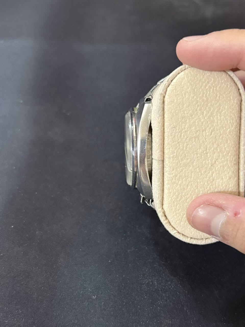 اورينت موديل ثمانين الرقم التسلسلي 46941  اوتوماتيك
لاتعمل تحتاج الى اصلاح ويوجد فطر في الجامه 

نادره جداً وتعمل على النبض 

السعر 170 الف دينار وقابل للتفاوض 

للاستفسار الاتصال على ***********

المكان البصرة.
