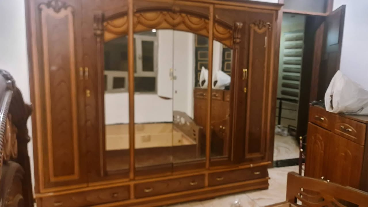 سلام عليكم غرفة نوم للبيع مستعمله شويه الميز تواليت يراد اله فرشه ذهبيه فقط السعر 250 المكان الدوره البوعيثه الرقم ***********
