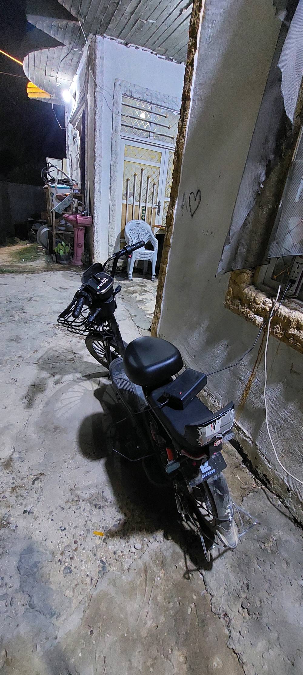 سلام عليكم بايسكل شحن للبيع جديد صارلي ٣ أشهر من ماخذه جديد بطاريات جديد ماصارلي ١٥ يوم من اشتردتهن عقل جديد كلش كامل يمشي عل شحننه الوحده ٢٠ كيلو اني اروح بيه للشغل ولحمد لله  ما وكفني بل شارع يمشي ٦٠ سعره ٤٥٠وبيه مجال للطيبين هذا رقمي*********** بيه اتصال و واتساب