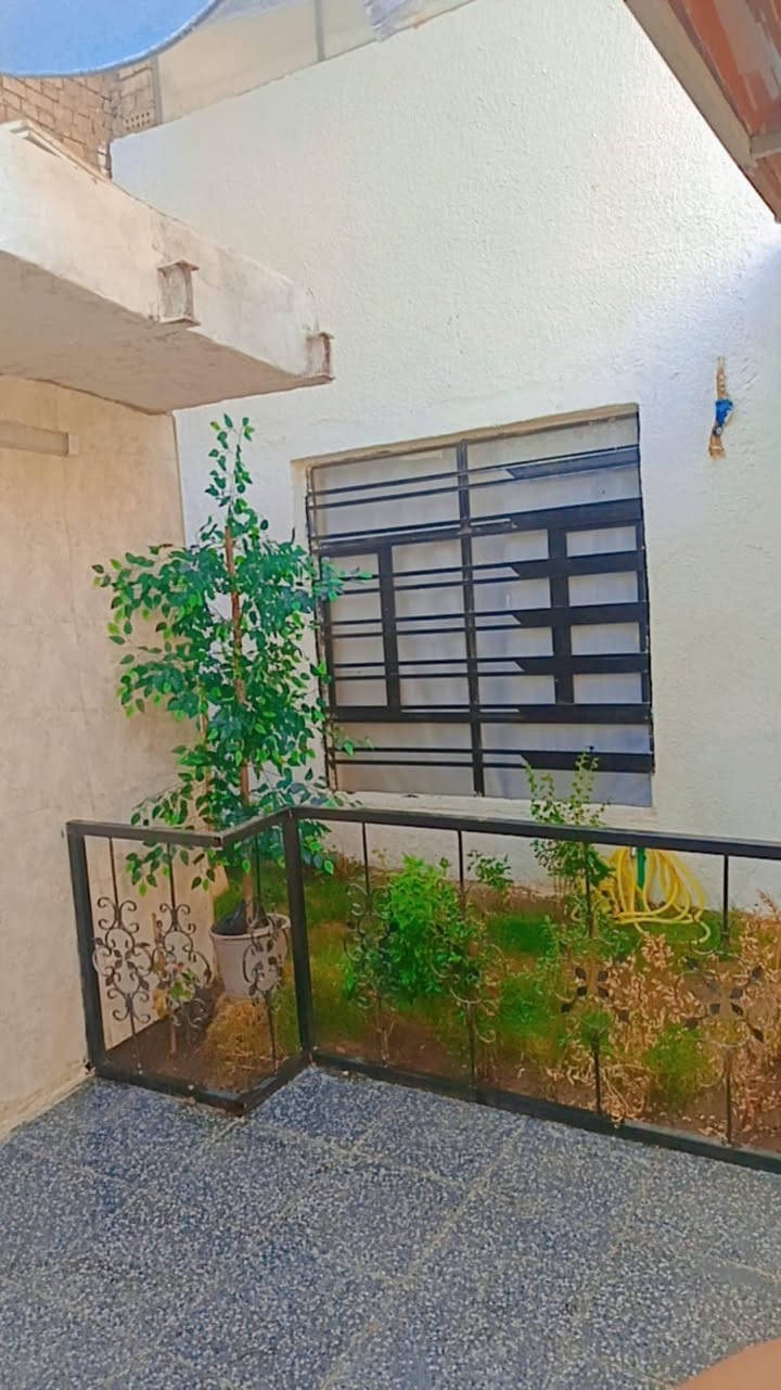 سلام عليكم بيت لبيع مساحه ١٤٤ طبق ونص نضيف كلش كامل قطاع ٧٩ ستفسار ***********

