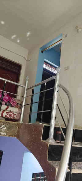 بيت بناء جديد مساحة 200م فيه كراج ومجموعه صحيه في الامام مدخل استقبال 4×6 مطبخ 5×4هول 5×9 درج دوار غرفيتين ومجموعه صحيه في الطابق السفلي
غرفتان نوم ومجموعه صحيه وغرفتان تحت الانشاء في الطابق العلوي
البيت صب كونكريت من الاساس والراباطات والسقف كهرباء وماء دفن مجاري  خظ انترنيت الارضيات سيراميك المطبخ والمجموعات الصحيه كلها سيراميك يبعد عن التبليط 60متر 
في حي الزهراء خلف المعهد الفني  السعر 150قفل 
للاستفسار الاتصال على الهاتف ***********
