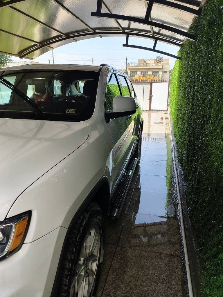 السلام عليكم 
#جيب كراند شيروكي 2020 ابيض ملكي 
#المواصفات
كشن سايق كهرباء 
كامره دواره 
ادبتذ كروز كونترول 
4×4 متصل 
محرك 3600 
مود درايف سبورت درايف 
ممشى السياره 34000 الف كيلو السياره اني مستوردها و ما طالعه غير بس مرتين من السيديه للمنصور و بدون اي نصرف و كفاالته برقبتي لان بانزين امريكا بعده بيها و كلشي بيها كامل مكمل 
#حادث السياره 
فقط باب الجنطه الخلفي و الدعاميه و بدون اي ايربالك و تم استبدالهم بنفس اللون 
# السعر 32 الف دولار يعني 320 ورقه رقم السياره بغداد مكانها السيديه
للاستفسار *********** بغداد, العراق
