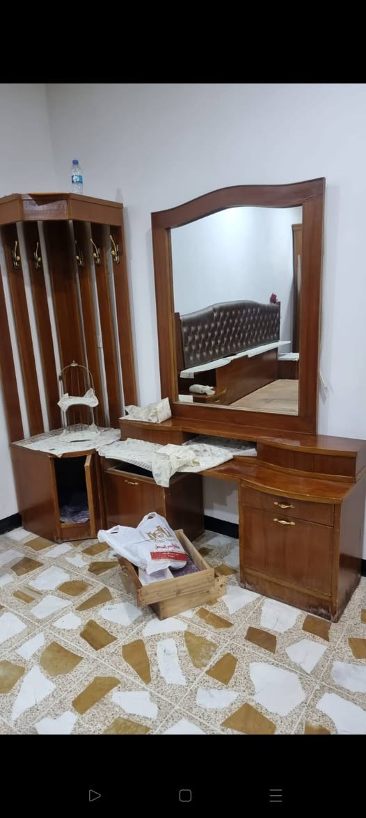 غرفه للبيع خشب ثقيل السعر 375 / الشراي فقط يتصل ***********/‏‪***********‬‏ وادي حجر
