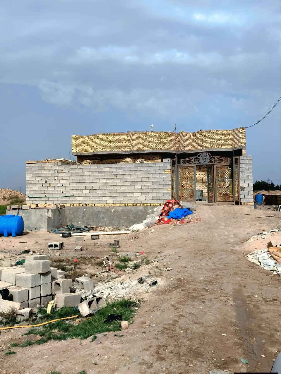 السلام عليكم بيت البيع معه نص دولم عله شط البيت يحتوي عله 3 غرف وصلتين  ومطبخ وديوانيه وحمام دخلي وصحيات خرجيات العنوان الطبر قرب الجسر الجديد رقم تواصل ***********
