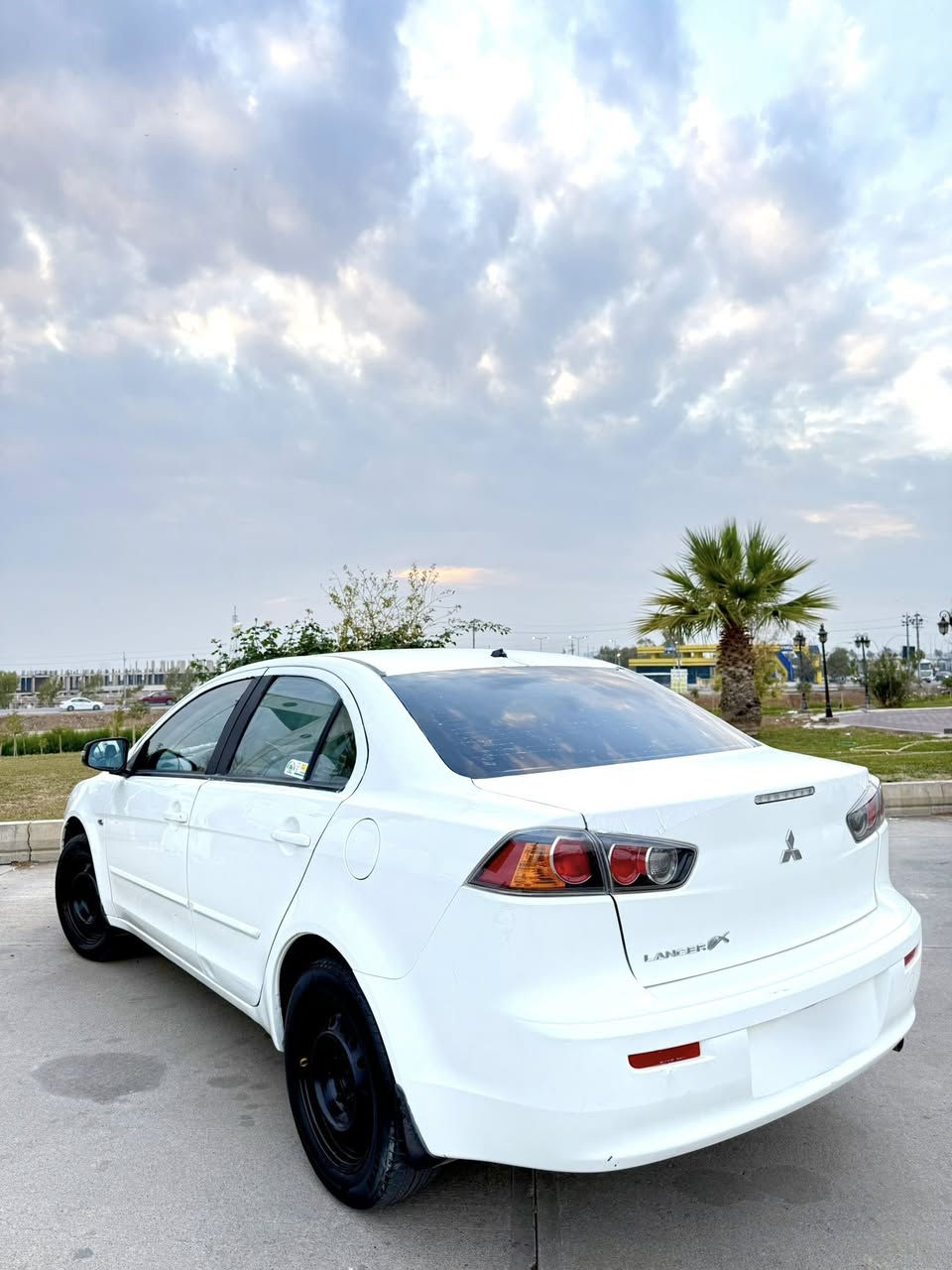 Lancer LX 2016 
***********
TB:-براوەی دوبەیە
مواسەفات(گێر تۆماتیک-ناوزەرد-ئاوێنە کارەبای-چوارجام کارەبای-)
:-گێر-مەکانە-کارەبەی-بەشەرتی فیتەر (128)هەزار حەقیقی رۆشتوە
:-پێشو پشت کەپس
:-نرخ(52) مەجال
***********
