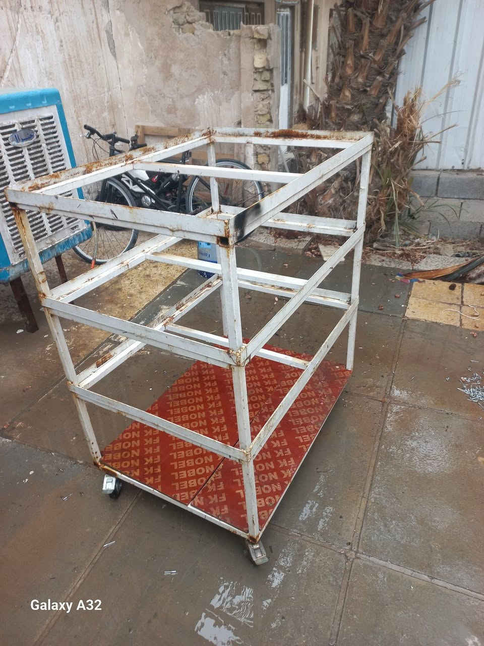 السلام عليكم 
ميز متحرك 
٨٠ ×١٠٠
اربع خانات 
حديد ثقيل 
تايرات اصليه ثقيله 
كامل ٧٥٠٠٠ 
مكان البياع بغداد 
***********
بس صبغ يرادله
