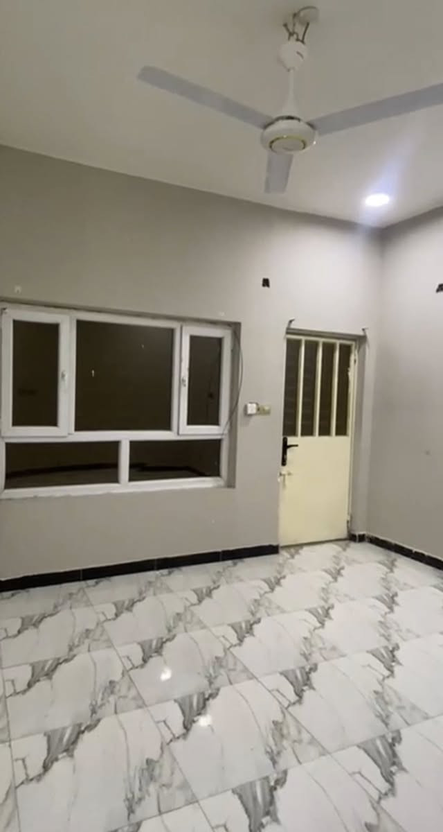 شقه للأيجار في السراجي قرب اسيا سيل. طابق اول درجها معزول لوحده  تحتوي على غرفه كبيره 
وديوانيه وصاله ومطبخ ومخزن كبير 
بدل الايجار 500 الف قفل
للاتصال ***********
