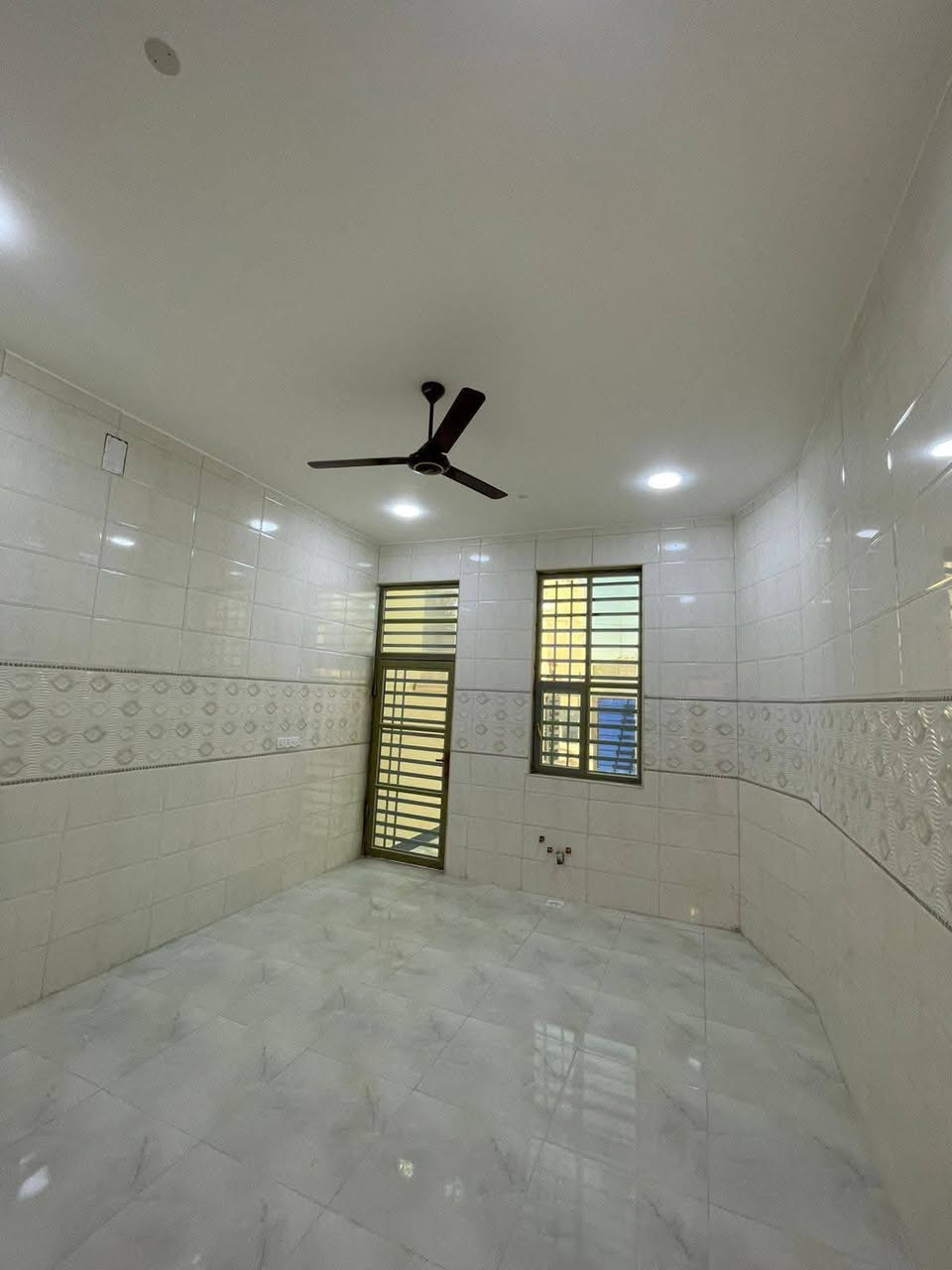 سلام عليكم بيت اللايجار المساحة 150 متر يحتوي على 3 غرف نوم صالة مطبخ وصحيات البناء 2023 محتاج عائلة تكون تحافض على البيت بي ماطور وتانكيات وسخان ايجارة 450 مكانة الدورة بشارع ابو طيارة اسوي عقد ويا المأجر المدة 5 سنوات الاستفسار اكثر وتساب (***********) ماريد دلال يخابرني يكلي عندي موأجر يأجرة ب600 محتاج عائلة فقط تحافض على بيت
