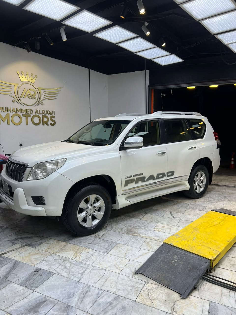 برادو ابيض موديل 2012( سرداري )
مواصفات  : TXL
. محرك 4000 ، 6 سلندر
. بصمة عدد 2
 . فتحة .
 . ثلاجة . 
. تبريد 3 قطع 
. فور ويل . 
. اشاير بل المري 
. مري شفط
. كراسي جلد بيجي 
. تحكمات ستيرن فول
 . 7 راكب
.السيارة جاهز و جدا جديده
* مكفول من الصبغ والتبديل والبارد ✅
دعامية امامية مصبوغ للجماليه بدون ضرر
* المحرك والكير و إكسال بحالة الوكالة ✅
السيارة ماشية 167 الف كيلو حقيقي
. رقم بغداد مشروع موازي وبسمي
. السعر ( 290 $ ) ورقة💰
. عنواني بغداد الحرية
. رقم الهاتف ( ‭0786 399 4686‬ ) 📍غير متواجد على الفيس اتصال فقط
