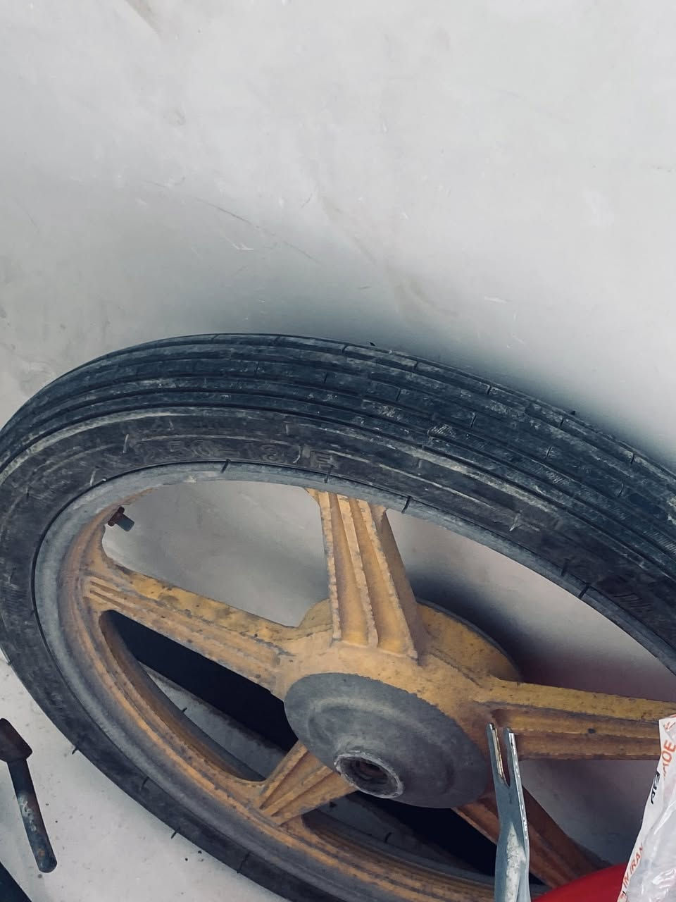 سلام عليكم غراض دراجه مكينه نامه تلث حروف مربين شكلها بل صبغ  مديل ٢٤ نانكي كزوز صدر امامي دبلات خلفي ماشه استان ويل وتاير كدام وياله ٢خلفي +تواير ثنين  مكانالشعيبه الزبير  رقم ***********
