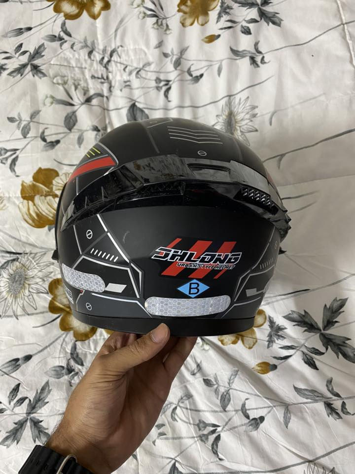 السلام عليكم حبايب .خوذه فج قلاب الخوذه بعدهي جديده ب كارتونه ملبوسه بس مره وحده السعر ب 35 مكاني النجف ملحق شارع الروان . *********** متواجد واتس
