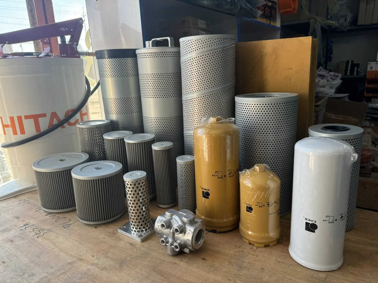 جميع فلاتر الهيدروليك والكاز للحفارات والشفلات متوفره كميه جمله بأسعار مناسبة 
مع خدمة التواصل لجميع مناطق العراق 
لتواصل خاص وعلى الواتساب 

0780 869 1478
