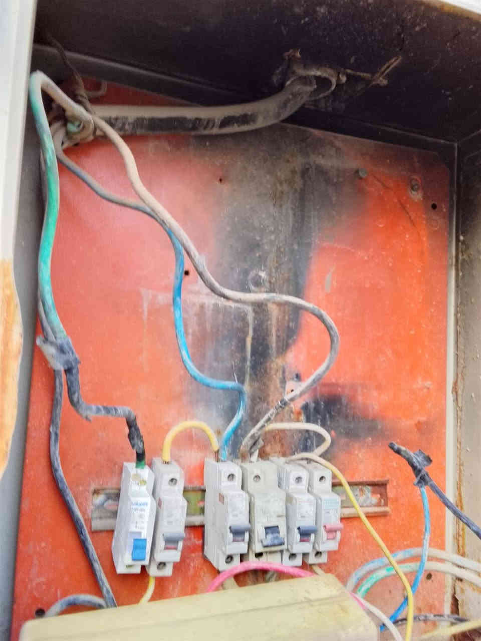 تم بعون الله إكمال صيانه بورد احد الاخوه في منطقه حي السيديه وتحويله إلى نظام السلكترات الاوتو للاتصال والطلب *********** يوجد واتساب صوره ومقاطع فيديو قبل وبعد العمل
